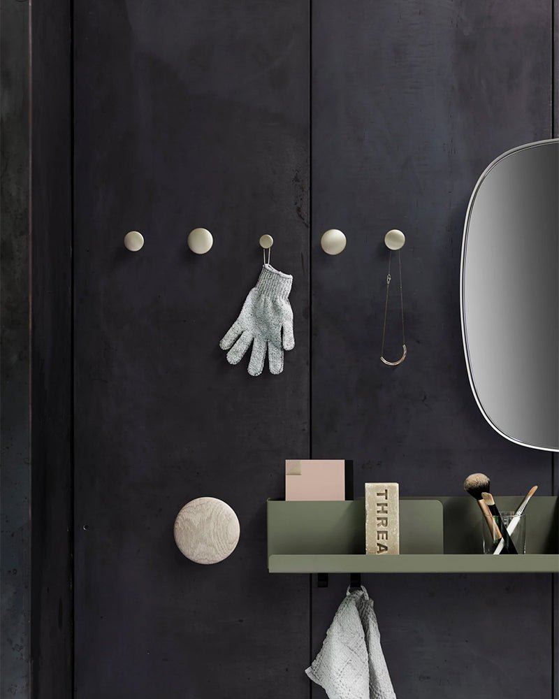 Framed lille Taupe vægspejl fra Muuto med pulverlakeret stålstel, frisørudstyr til frisørsalon